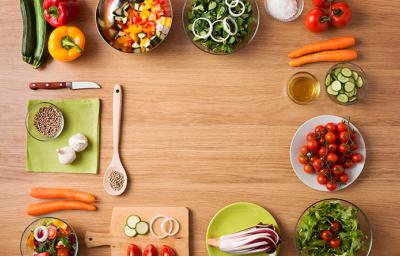 Varios ingredientes para armar una ensalada balanceada 