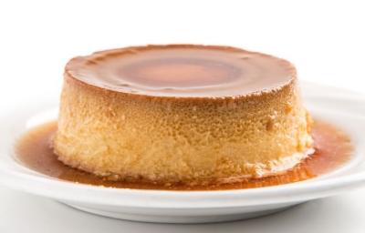 Plato con Flan casero cubierto de caramelo 