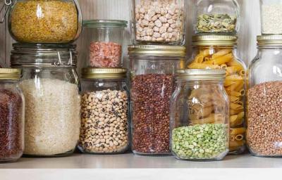 Alacena con frascos llenos de legumbre y cereales Alacena con frascos llenos de legumbre y cereales