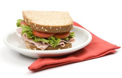 Un sándwich clásico de jamón, lechuga y tomate, uno de los snacks balanceados más populares 