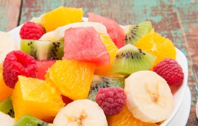 Ensalada de frutas con banano, naranja, sandía y frambuesas