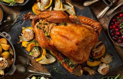 Un jamón de pavo acompañado de diferentes guarniciones navideñas. Un jamón de pavo acompañado de diferentes guarniciones navideñas.