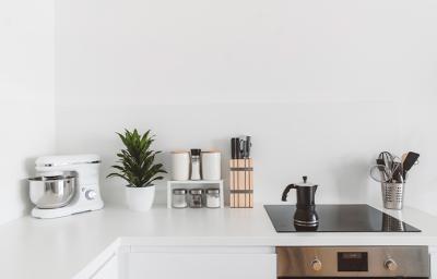 Una cocina con una estufa de vitrocerámica limpia