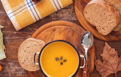 Una de las mejores recetas con ahuyama es una crema, acompañada con pan. Una de las mejores recetas con ahuyama es una crema, acompañada con pan.