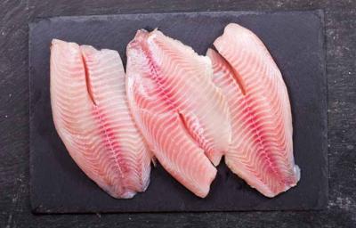 Filetes cortados y preparados para cocinar un pescado Filetes cortados y preparados para cocinar un pescado