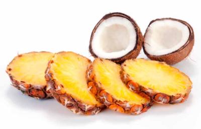 Tajadas de piña y un coco partido por la mitad, dos frutas tropicales Tajadas de piña y un coco partido por la mitad, dos frutas tropicales