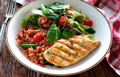 Un pollo marinado, acompañado de ensalada Un pollo marinado, acompañado de ensalada
