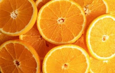 Rodajas de naranja, un alimento ácido, con una cáscara amarga. Rodajas de naranja, un alimento ácido, con una cáscara amarga.