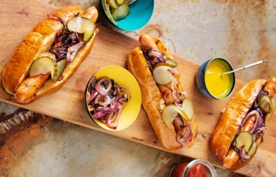 Salchichas caseras, acompañadas de papas.