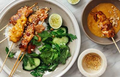 Pollo con sus guarniciones: salsa thai, arroz blanco y verduras. Pollo con sus guarniciones: salsa thai, arroz blanco y verduras.