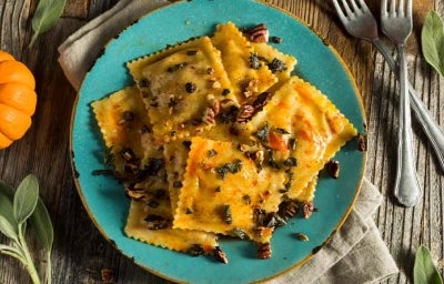 Un plato de ravioles, el tipo de pasta rellena más popular Un plato de ravioles, el tipo de pasta rellena más popular