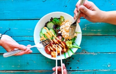 Tres personas compartiendo un poke. Tres personas compartiendo un poke.