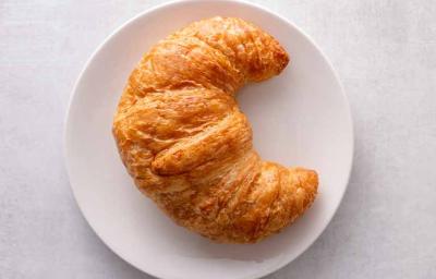 Un croissant clásico, sin relleno. 