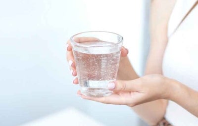 Tomar agua durante el día ayuda a mantener tu organismo hidratado. 