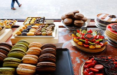 Macarrones, corazones y otros postres de la pastelería francesa. Macarrones, corazones y otros postres de la pastelería francesa.