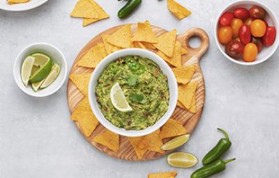 Entrante con ingredientes para hacer guacamole
