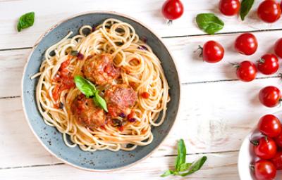 Plato de pasta con albóndigas caseras 