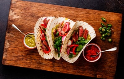 Tacos mexicanos con salsas para compartir 