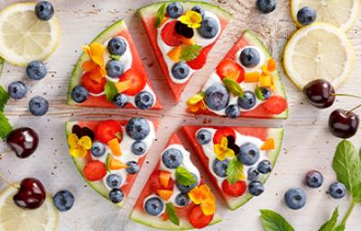 Pizza de frutas con arándanos, también conocidos como moras azules, y sandía.