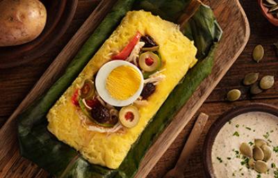 Plato con tamales dulces y salados envuelto en hoja de maíz  