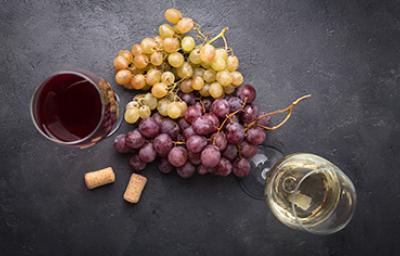 Variedad de uvas con copas de vino