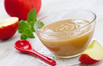 Cuchara y compota de frutas sabor a manzana  Cuchara y compota de frutas sabor a manzana