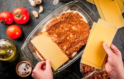 La salsa bechamel se usa con frecuencia para preparar lasañas La salsa bechamel se usa con frecuencia para preparar lasañas