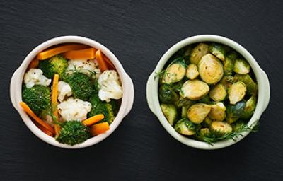 Zanahoria, brócoli y otras verduras que se suelen cocinar al vapor, servidas en dos tazas. Zanahoria, brócoli y otras verduras que se suelen cocinar al vapor, servidas en dos tazas.