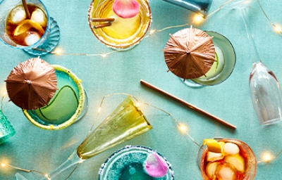 Cócteles sin alcohol en vasos y copas de colores