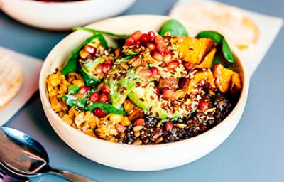 Las comidas vegetarianas incluyen semillas y verduras. Granos, semillas, frutas y verduras en un plato de comida vegetariana.
