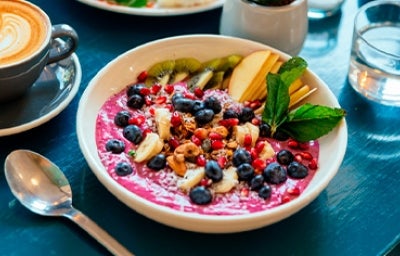 Desayuno con bowl de frutas con acaí