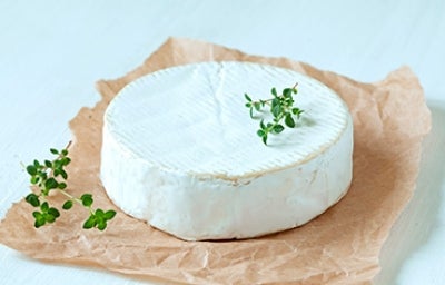 Empaque y bloque de queso vegano con tomillo