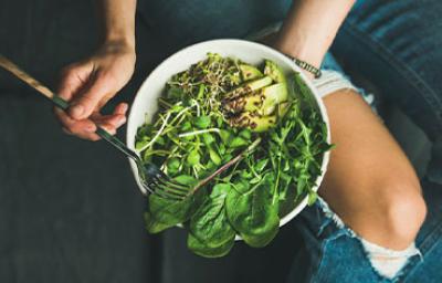 Plato de ensalada con variedad de verduras verdes Plato de ensalada con variedad de verduras verdes