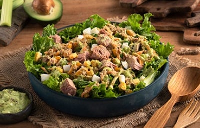Ensalada de lechuga y huevo con atún en lata, una receta muy popular. Ensalada de lechuga y huevo con atún en lata, una receta muy popular.
