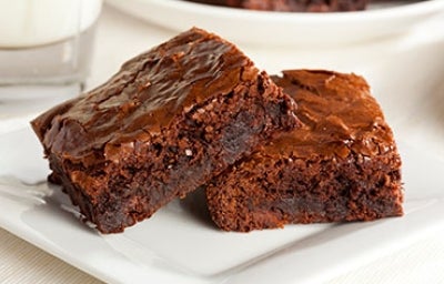 Dos brownies sobre un plato blanco, una de las recetas con chocolate más famosas.