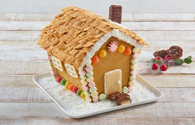 Casita de jengibre decorada diferentes dulces Casita de jengibre decorada diferentes dulces