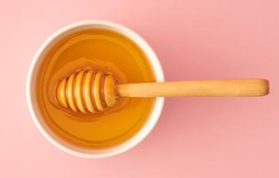 Recipiente con miel de abejas Recipiente con miel de abejas