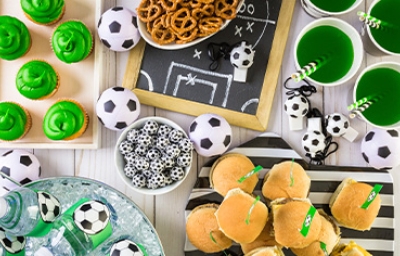 Mesa con snacks fáciles para ver fútbol.