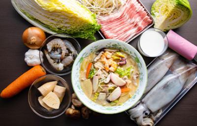 Variedad de mariscos y verduras para hacer caldo de pescado