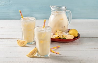 Pan panini relleno de jamón, tomate y albahaca, acompañado con salsa