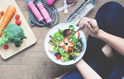 Plato de ensalada menú para comer antes de hacer ejercicio Plato de ensalada menú para comer antes de hacer ejercicio