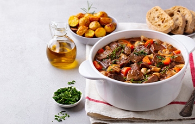Estofado de carne y verduras, un almuerzo casero que puede variar en su receta. 