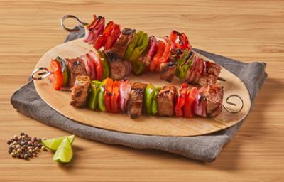 En el kebab turco la carne y las verduras se cocinan por separado. Kebab turco de carne con vegetales.