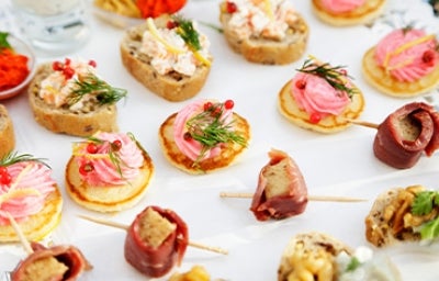 Los snacks pueden ser del mundo salado, dulce o agridulce Mesa servida con snacks salados y dulces para fiesta