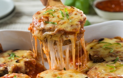 Berenjenas a la parmesana con salsa de tomate, una receta vegetariana popular. 