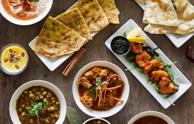 Diversas comidas indias como pan naan, lassi, tikka masala y dhal