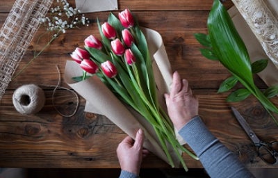 Decoración para el Día de las Madres con flores y cartas