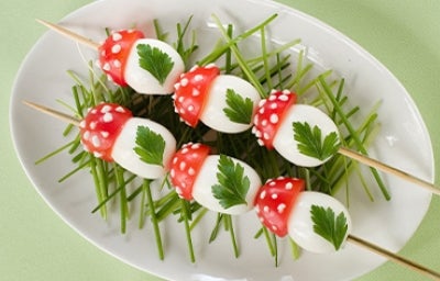 Plato con receta de pinchos de huevos de codorniz
