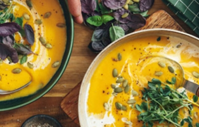 Tres tazones de sopa fría decorados con hierbas frescas 