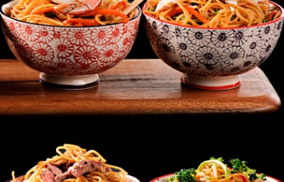 Cuatro bows de yakisoba preparados de diferentes maneras 